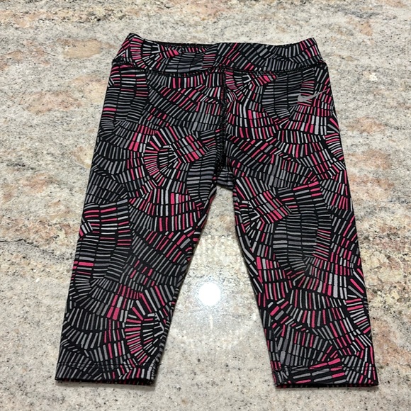10/$30 Nike Dri-Fit Capris - Picture 1 of 4